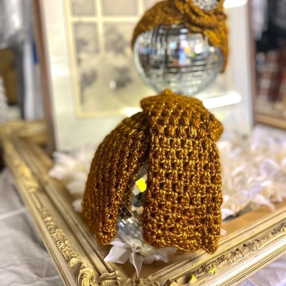 GOLDEN CROCHETED HAT AND FINGERLESS GLOVES SET - Picture 5 of 7